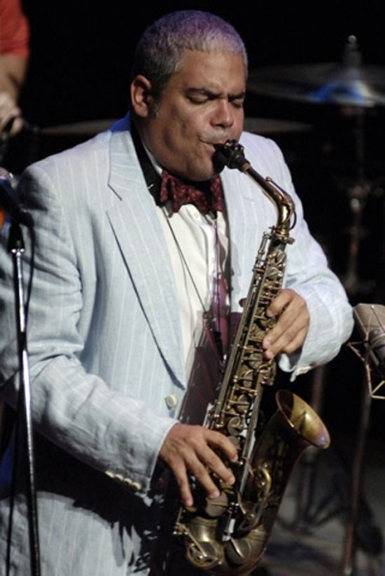 El saxofonista César López