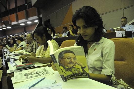 Presentan por vez primera en Cuba biografía de Raúl Castro en sesión especial del Parlamento