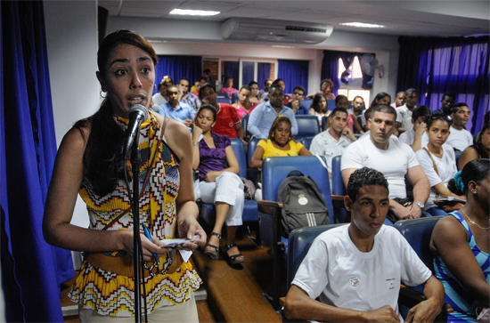 Joven expresando un planteamiento