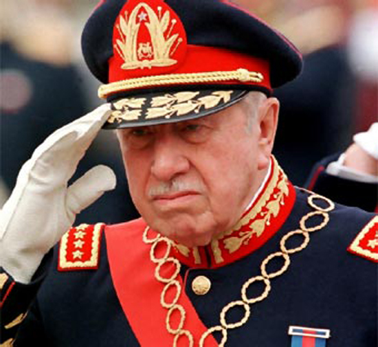 Dictador Augusto Pinochet es absuelto por crímenes de lesa humanidad.