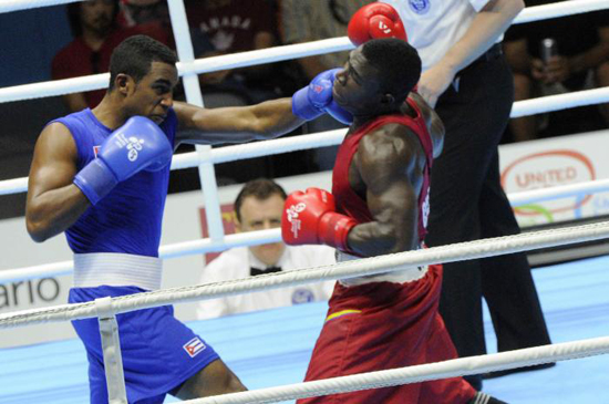 Boxeador cubano Arlen López (izquierda) 