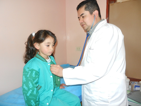 Medico atendiendo niña