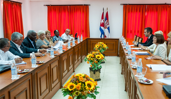 Esteban Lazo y la Presidenta de la Asamblea Nacional de Serbia