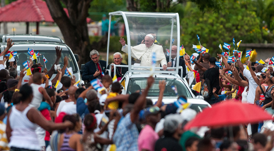 Papa Francisco saluda al llegar a El Cobre