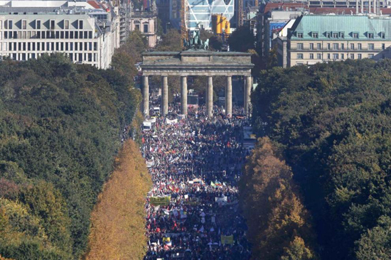 Manifestantes en la Puerta de Brandeburgo