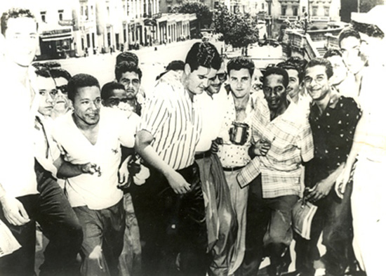 José Antonio Echeverría junto a compañeros de lucha