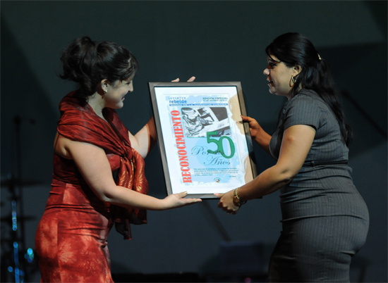 Juventud Rebelde recibió un reconocimiento especial de la UJC en su aniversario 50. 