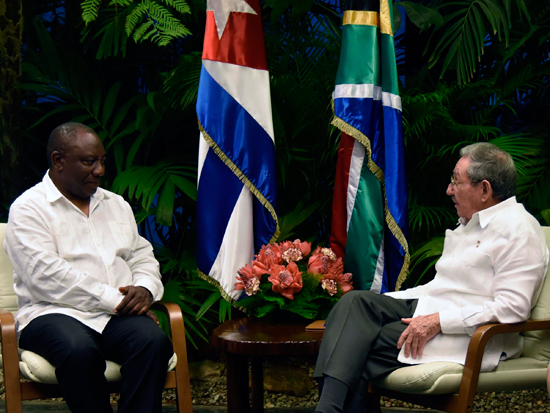 Raúl Castro y el  vicepresidente de Sudáfrica