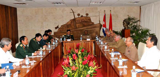 Ministro de las FAR recibe a General Vietnamita