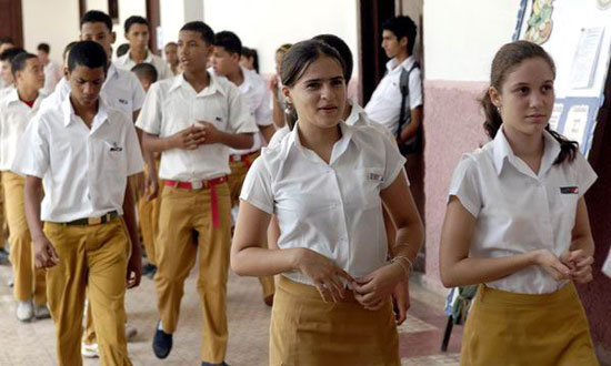 Estudiantes cubanos de secundaria básica