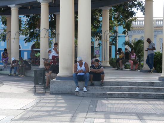 La céntrica Plaza de Marte es de los entornos más visitados en Santiago de Cuba. 