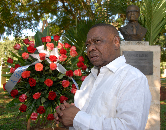 Ofrenda floral al líder sudafricano Oliver Tambo