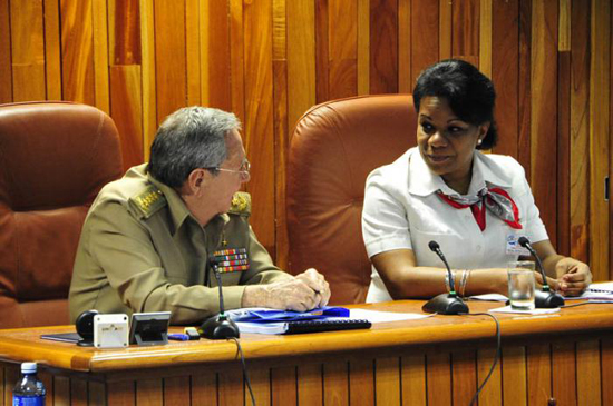 El General de Ejército Raúl Castro junto a Inés María Chapman, presidenta del Instituto Nacional de Recursos Hidráulicos. Foto: Estudios Revolución