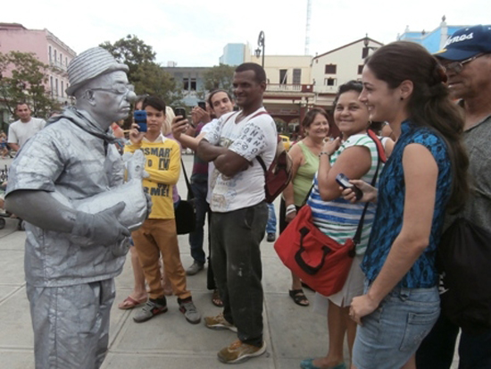 Las diferentes generaciones de espirituanos dialogaron en plena calle con diversas propuestas artísticas.