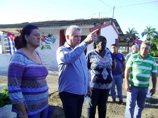 Díaz-Canel en la Empresa Pecuaria Genética. A la izquierda teresa rojas primera secretaria