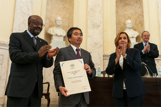 Entregan a investigador japonés Premio Unesco «Carlos J. Finlay»