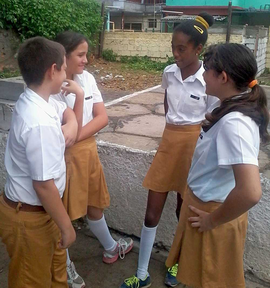 Dailín (segunda de derecha a izquierda) junto a sus compañeros de aula durante el recreo. 