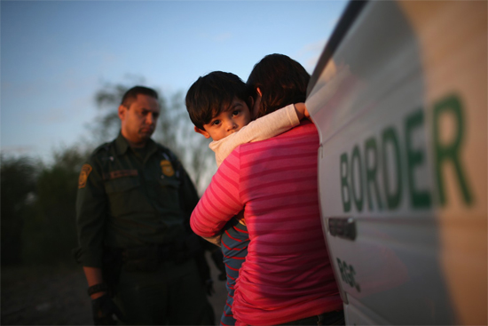 Una madre salvadoreña y su niño en la ciudad texana de Río Grande, momentos antes de ser deportados.