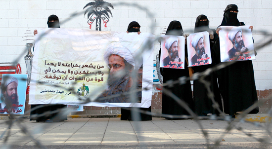 Mujeres yemenitas enarbolan retratos del prominente clérigo chiíta Nimr al-Nimr ante la Embajada saudita en Sanaa.