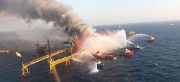 Incendio en plataforma de Pemex