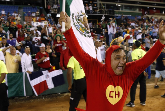 Aficionados del equipo mexicano Venados de Mazatlán celebran su triunfo en la final de la Serie del Caribe 2016 