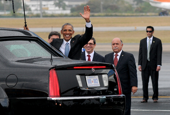 El presidente Obama saluda a la prensa internacional