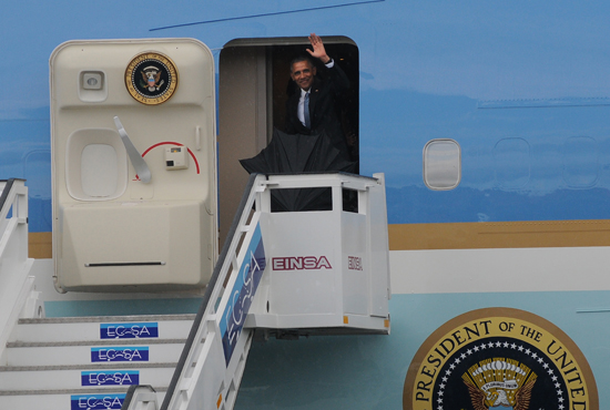Obama saluda a todos en el Aeropuerto Internacional José Martí de La Habana