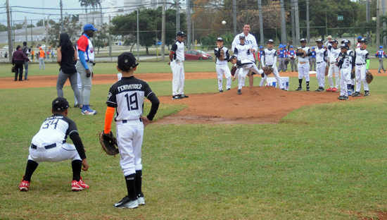 Entrenadores del equipo de grandes ligas Tampa Bay Rays y glorias cubanas del beisbol, entrenaron a peloteritos de diferentes municipios de la Habana.