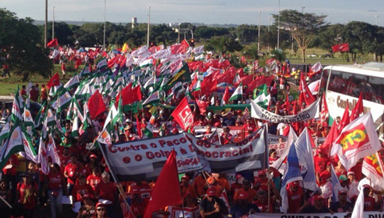 Llama Dilma a no «manchar» la democracia en Brasil