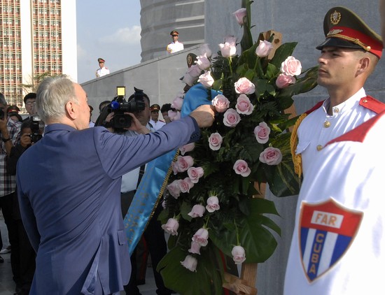 Instante en que el Presidente kasajo honró al Apóstol