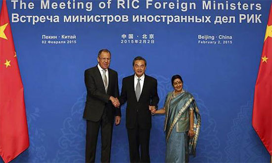 Wang Yi, Serguei Lavrov y Sushma Swaraj