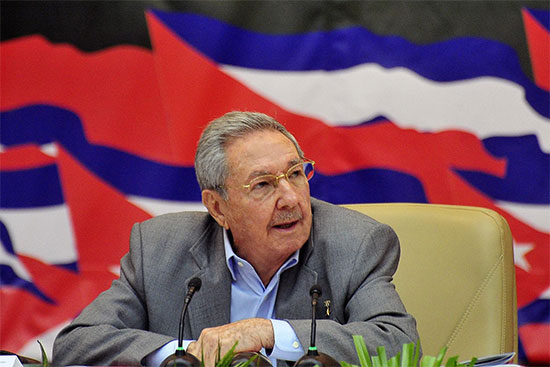 Raúl presidió la sesión plenaria durante la cual se aprobaron las resoluciones.