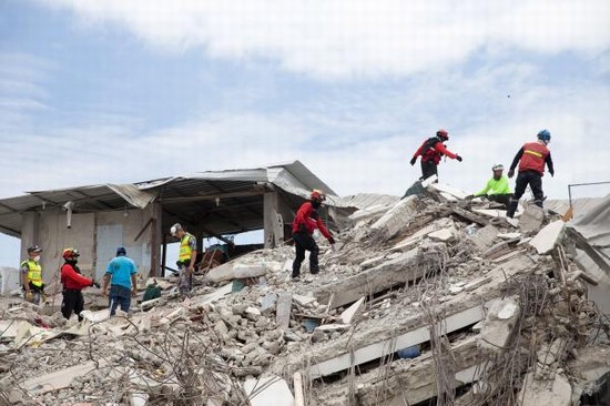 Escombros del terremoto que azotó Ecuador