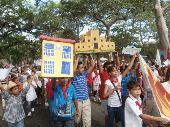 Toque pioneril a la fiesta obrera