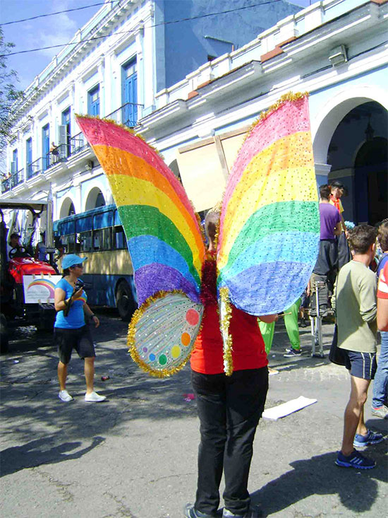conga gigante contra la homofobia y la transfobia, que arrolló este martes aquí detrás de una enorme bandera cubana, desde la Plaza de la Vigía hasta el céntrico Parque de La Libertad.