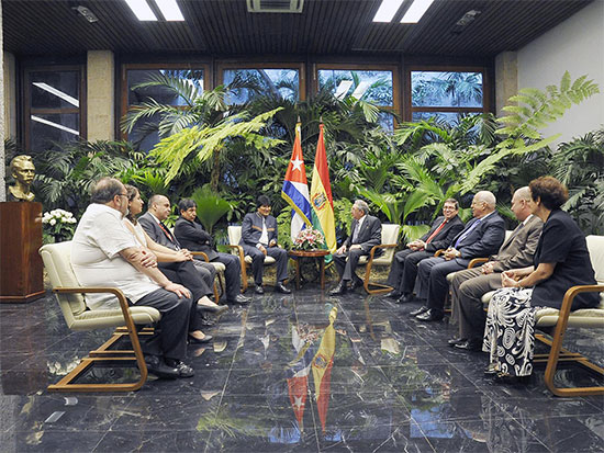 El General de Ejército Raúl Castro Ruz, Presidente de los Consejos de Estado y de Ministros, recibió en la tarde de este viernes al compañero Evo Morales Ayma