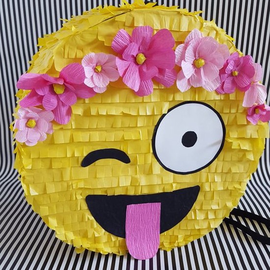 Piñata con forma de emoji divertido