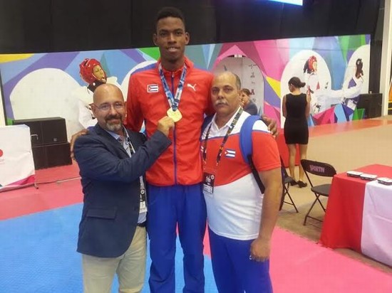 Roberto Cárdenas, entrenador principal de la selección cubana de Taekwondo,y sus discípulos Rafael Alba Castillo y Robelis Despaigne