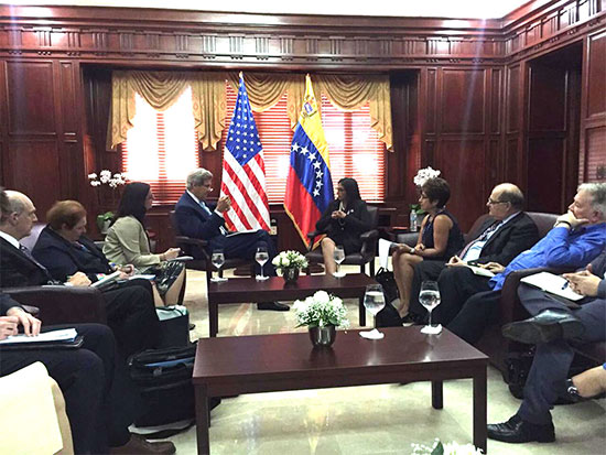 Delcy Rodríguez y John Kerry