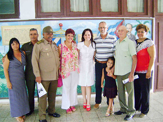 Jennifer (al centro) junto a su familia y amigos