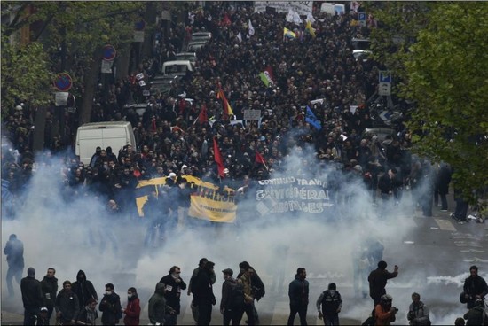 Franceses se mantienen en las calles contra plan laboral del gobierno