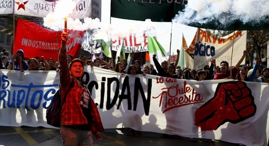 Los estudiantes chilenos protestan por el continuo encarecimiento de la enseñanza