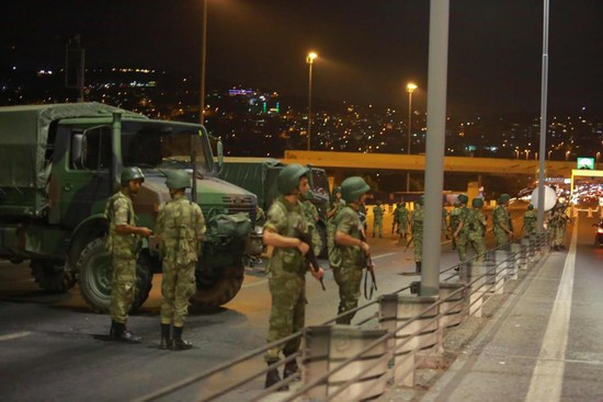 Fuerzas militares toman control de los puentes sobre el Bósforo en Estambul