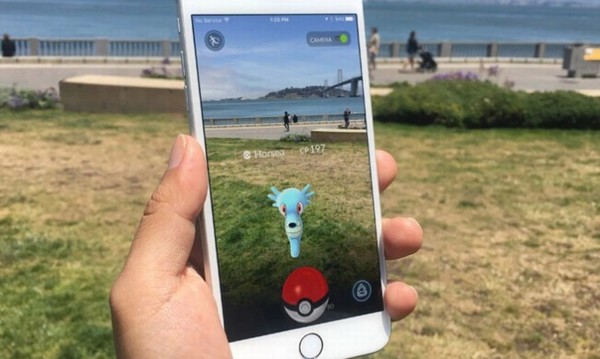 Está pasando: adultos, niños y adolescentes invierten su ocio en la misma actividad. Pokémon Go esta arrasando en todos las esferas sociales