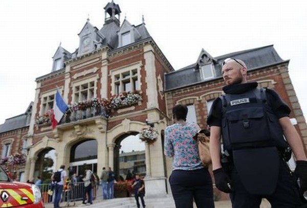 Toma de rehenes en una iglesia de la región de Alta Normandía, cerca de Rouen, en Francia