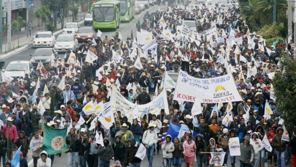 Campesinos marchan una nueva jornada de protesta contra diputados corruptos en Guatemala