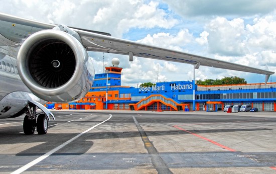 Por el Aeropuerto Internacional José Martí arriba más del 50 por ciento de los pasajeros internacionales