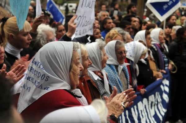 Las Madres de pañuelos blancos mantienen su convocatoria por memoria, verdad y justicia para los 30 000 desparecidos