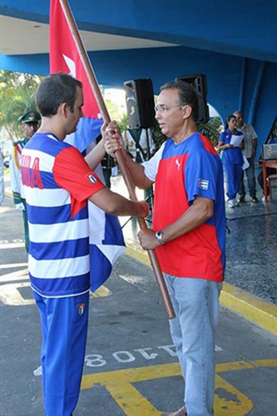 El Héroe de la República de Cuba, Antonio Guerrero, entregó la enseña patria al GM Leinier Domínguez
