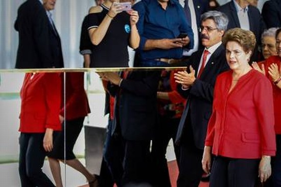 Vestida con chaqueta roja, el color del PT, Dilma envió un mensaje de lucha a quienes le dieron fuerza y cariño